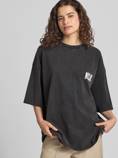Vrouwenmodel draagt Oversized T-Shirt met Label-Print van Karo Kauer, puur katoen, oversized fit, ronde hals, ruglengte maat S 72 cm, vooraanzicht busteshot