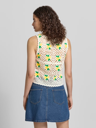 Frauenmodel trägt Boxy Fit Strick-Top mit Allover-Muster Modell 'EMMA' von Only, Struktur-Muster, Rundhals, breite Träger, Denim-Rock, Materialverarbeitung: Strick, Ganzkörperansicht Rückansicht