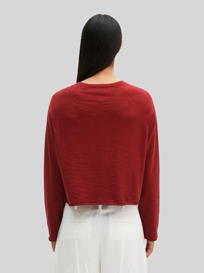 Frauenmodel trägt Relaxed Fit Strickjacke aus Baumwoll-Leinen-Mix von Marc O'Polo, Optik: Unifarben, Passform: Relaxed-Fit, Rundhals, Ärmelform: Langarm, Verschluss: Knopfleiste, Ganzkörperansicht Rückansicht.