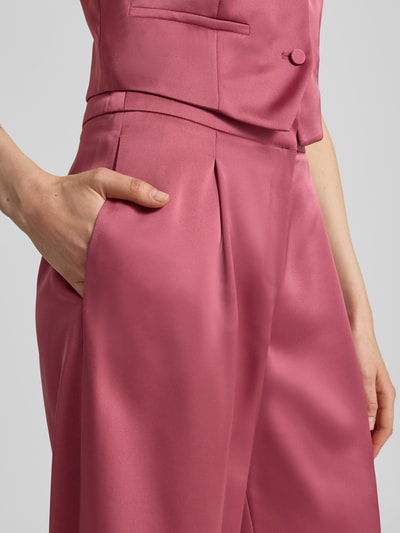 Kobiece modelka nosi Hose mit weitem Bein und Falten von Jake*s Cocktail z satyny, szerokie nogawki, zakładki, kieszeń z tyłu, różowy kolor, szerokość w rozmiarze 36: 34 cm, długość wewnętrzna nogawki w rozmiarze 36: 82 cm, zbliżenie na górną część spodni