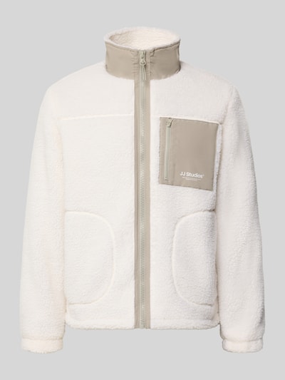 Produktfoto, Fleecejacke mit Stehkragen Modell 'SOHO' von JACK & JONES in Weiß mit beigefarbener Brusttasche, Teddyfell, Reißverschluss, Regular Fit, seitliche Eingrifftaschen, Logo, strukturierte Oberfläche
