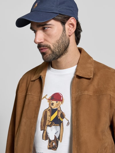 Männermodel trägt Regular Fit T-Shirt aus reiner Baumwolle von Polo Ralph Lauren, Optik: Unifarben, Label-Print, Nahaufnahme Oberkörper.