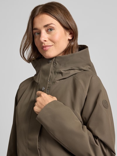 Vrouwenmodel draagt Regular fit parka met capuchon Model 'Alana' van Didriksons in olijfgroen, Steekzakken, Nahaufnahme Oberkörper, Ruglengte maat 36: 90 cm, Schouderbreedte maat 36: 38 cm, Borstwijdte maat 36: 48 cm, Mouwlengte maat 36: 74 cm