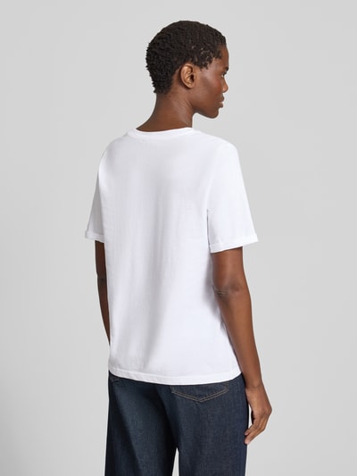 Frauenmodel trägt Regular Fit T-Shirt aus reiner Baumwolle von s.Oliver RED LABEL in Weiß, glatte Textur, Ganzkörperansicht Rückansicht.