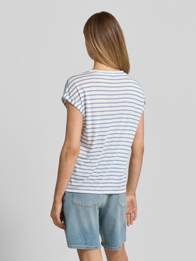 Kobiece modelka nosi Relaxed Fit T-Shirt aus Viskose-Mix od Tom Tailor Denim, damski t-shirt w biało-niebieskie paski, widok całej sylwetki z tyłu.
