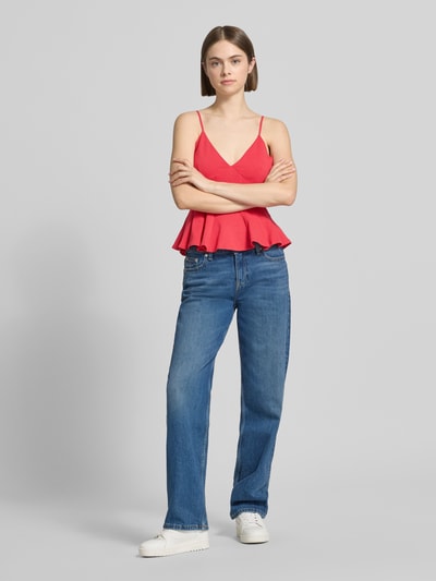 Frauenmodel trägt Trägertop mit V-Ausschnitt Modell 'Peplum' von Gina Tricot aus Reine Baumwolle, Taillierter Schnitt, Ganzkörperansicht von vorne.