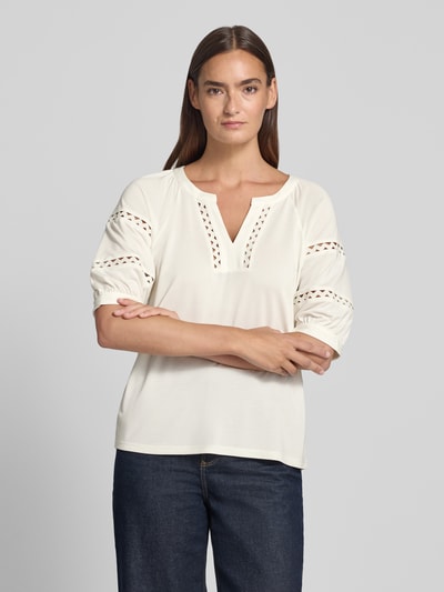 Vrouwenmodel draagt Relaxed Fit T-shirt uit modal-mix van s.Oliver BLACK LABEL in crème met opengewerkte details, frontale half-totaalopname