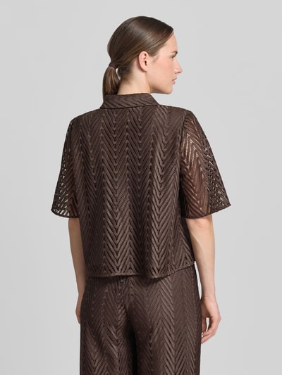Frauenmodel trägt Regular Fit Hemdbluse in Spitzen-Optik von Comma in Braun, semitransparent mit Hemdblusenkragen und Halbarm, Ganzkörperansicht Rückansicht.