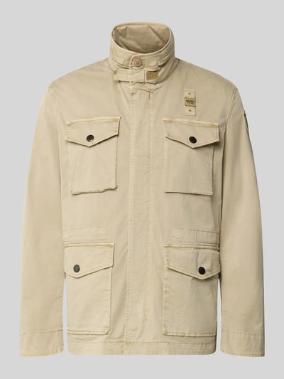 Produktfoto, beżowa kurtka Jacke mit Stehkragen und Pattentaschen Modell 'Ashmont' von Blauer Usa, mieszanka bawełny i elastanu, krój regular fit, cztery kieszenie z patką, stójka, długość tyłu w rozmiarze M: 72 cm, szerokość ramion w rozmiarze M: 40 cm, szerokość klatki piersiowej w rozmiarze M: 52 cm, długość rękawów w rozmiarze M: 63 cm, gładka faktura
