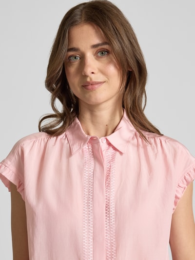 Frauenmodel trägt Regular Fit Bluse mit verdeckter Knopfleiste von More & More in Rosa, Viskose-Baumwoll-Mix, Nahaufnahme Oberkörper.