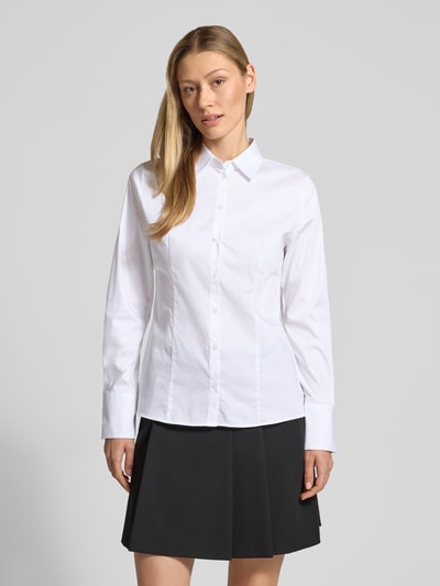 Frauenmodel trägt Shaped Fit Hemdbluse aus Baumwoll-Mix Modell 'THE FITTED SHIRT' von HUGO, weiß, unifarben, Ganzkörperansicht von vorne.