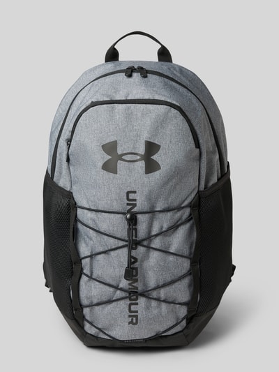 Produktfoto, Rucksack mit Tragehenkel van Under Armour, grijze stof, hoofvak met ritssluiting, draagband, verstelbare schouderbanden, labelprint, zijvak met ritssluiting, breedte 31 cm, lengte 48 cm, diepte 18 cm, schouderbandlengte 53 cm