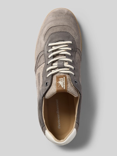 Produktfoto, Sneaker aus echtem Leder Modell 'De Zaler' von Floris van Bommel in Grau mit Kontrastbesatz, strukturierter Sohle und Schnürverschluss, abgerundete Form, Obermaterial echt Leder, Absatzhöhe 2 cm, Schafthöhe 7 cm, Schaftweite 10 cm, Draufsicht