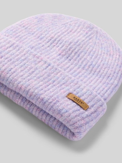 Produktfoto, fliederfarbene Beanie mit Label-Patch Modell 'Witzia Beanie' von Barts, Damen Mütze, weiche Wollstruktur, hellgrauer Hintergrund