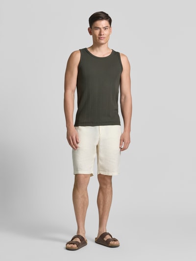 Männermodel trägt Regular Fit Tank Top aus Baumwoll-Mix Modell 'ANDRE' von SELECTED HOMME, Optik: Unifarben, gestreifte Struktur, Rundhals, breite Träger, Feinripp, Material: Baumwoll-Mix, Ganzkörperansicht von vorne