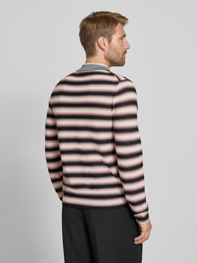 Männermodel trägt Poloshirt aus reiner Wolle von Paul Smith, feine Streifen in Rosa, Schwarz und Weiß, Regular Fit, Ganzkörperansicht Rückansicht.