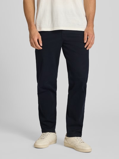 Męski model nosi Straight Fit Chino mit Eingrifftaschen Modell 'Vance' von Jack & Jones, granat, mieszanka bawełny, wpuszczane kieszenie, krój straight fit, zapięcie na guzik i zamek błyskawiczny, szerokość w rozmiarze 32/32: 43 cm, długość wewnętrzna nogawki: 67 cm, pełny widok z przodu