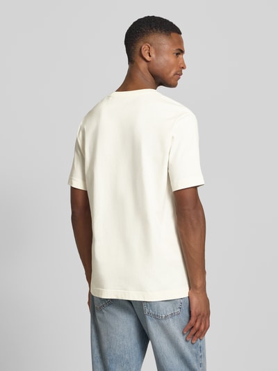 Männermodel trägt Regular Fit T-Shirt aus reiner Baumwolle von Marc O'Polo in Unifarbe, Jersey, Logo-Stitching, Ganzkörperansicht Rückansicht.