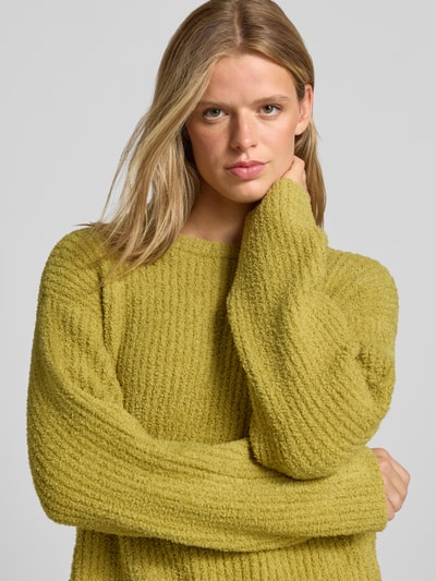 Frauenmodel trägt Relaxed Fit Strickpullover mit elastischen Abschlüssen von REVIEW in Gelb, lockere Struktur, Rundhalsausschnitt, Nahaufnahme Oberkörper.