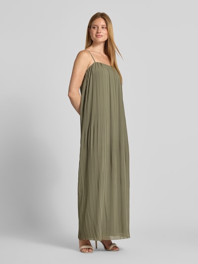 Frauenmodel trägt Maxikleid mit Karree-Ausschnitt von Jake*s Cocktail in Olivgrün mit Plisseefalten, gerader Schnitt, Ganzkörperansicht von vorne.