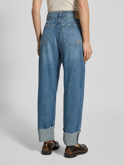 Frauenmodel trägt Relaxed Fit Jeans aus reiner Baumwolle Modell 'C_BALLOON HR FUP' von BOSS Orange in Denim-Optik mit Label-Patch, Nieten, Gürtelschlaufen, Kontrastnähten, Knopf und verdecktem Reißverschluss, fixiertem Umschlag mit offener Kante und 5-Pocket-Design, Ganzkörperansicht Rückansicht.