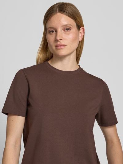 Frauenmodel trägt T-Shirt mit Rundhalsausschnitt Modell 'NORA' von VILA, Baumwoll-Elasthan-Mix, Regular-Fit, einfarbig, Nahaufnahme Oberkörper.