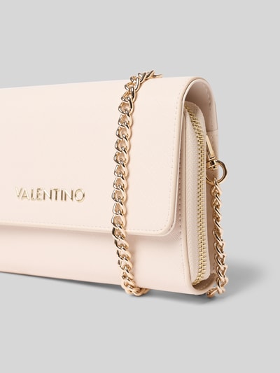 Produktfoto, Umhängetasche mit Label-Detail Modell 'ZERO' von VALENTINO BAGS in hellem Beige mit goldfarbener Gliederketten-Optik, strukturierte Textur, Hauptfach mit Umschlag und Reißverschluss, diverse Einsteckfächer innen, Breite 20 cm, Länge 12 cm, Tiefe 4 cm, Länge Schulterriemen 132 cm.
