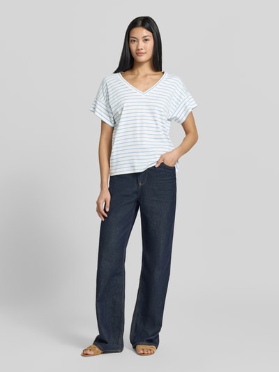 Frauenmodel trägt Relaxed Fit T-Shirt aus reiner Baumwolle von s.Oliver RED LABEL, weiß mit blauen Streifen, Ganzkörperansicht von vorne.