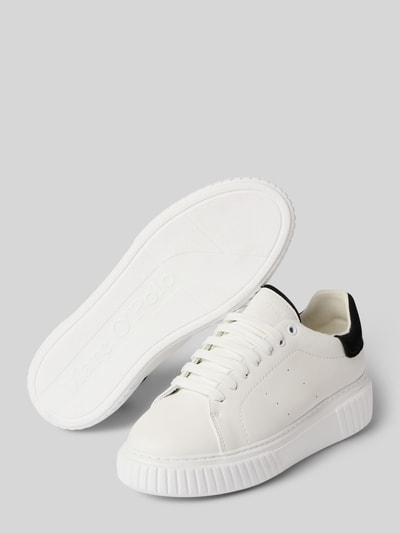 Produktfoto, Low Top Sneaker aus echtem Leder Modell 'SVEA 9A' von Marc O’Polo, biały z czarnymi detalami, zaokrąglony czubek, płaski obcas, lekko fakturowana podeszwa, gładka skóra, logo na pięcie