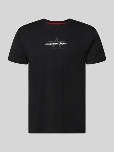 Produktfoto, czarne T-Shirt mit Label-Detail Modell 'Foam' von Alpha Industries, czysta bawełna, krój regular fit, okrągły dekolt, długość pleców w rozmiarze M: 67 cm