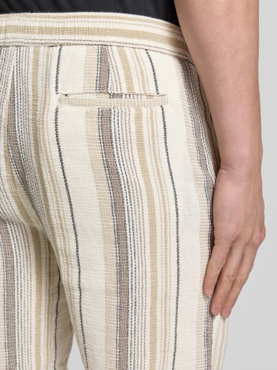 Männermodel trägt Regular Fit Shorts aus reiner Baumwolle Modell 'REGCAL' von SELECTED HOMME mit Gesäßtasche, Detailaufnahme Rückansicht