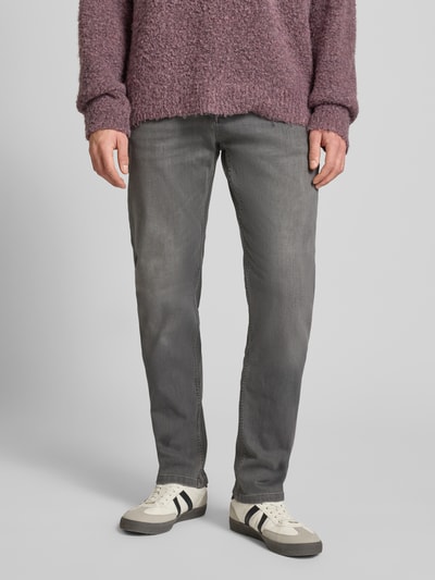 Männermodel trägt Bequeme Slim Fit Jeans in grauer Waschung und Five-Pocket-Design von REVIEW, Baumwoll-Mix, Ganzkörperansicht von vorne.