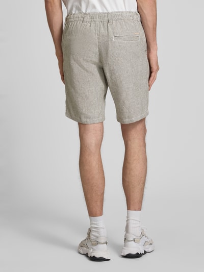 Männermodel trägt Shorts mit Tunnelzug Modell 'STACE MYKONOS' von Jack & Jones, feine Streifen, Baumwoll-Mix, Ganzkörperansicht Rückansicht.
