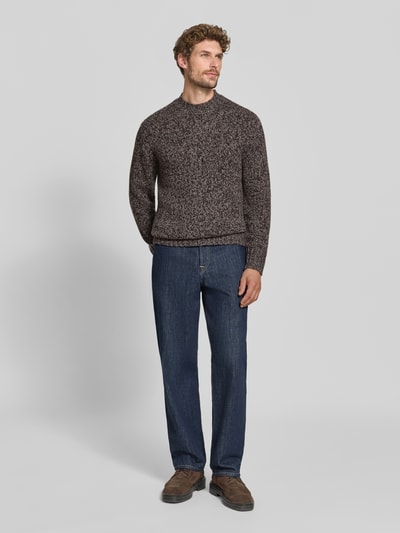 Männermodel trägt Slim Fit Strickpullover aus reinem Kaschmir von FTC Cashmere in Melange-Braun, mit Stehkragen, Ganzkörperansicht von vorne.