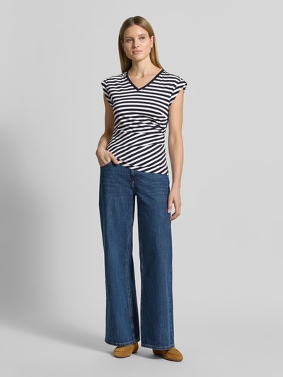 Frauenmodel trägt Slim Fit T-Shirt aus reiner Baumwolle Modell 'EVKA' von BOSS, Optik: Unifarben, Muster: Gestreift, Raffung, V-Ausschnitt, Ärmelform: Kurzarm, Ärmelabschluss: fixierter Umschlag, Feinripp, Material: Reine Baumwolle, Ganzkörperansicht von vorne.