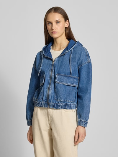 Kobiece modelka nosi Regular Fit Jeansjacke aus reiner Baumwolle Modell 'KENZIE' od Only, denim, długi rękaw, elastyczne wykończenia, z przodu, półzbliżenie.