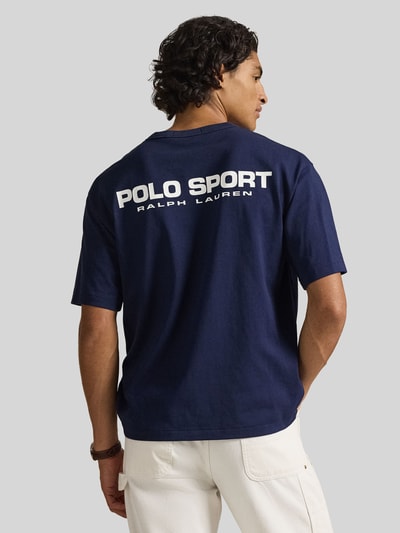 Männermodel trägt Regular Fit T-Shirt aus reiner Baumwolle von Polo Ralph Lauren in Dunkelblau, Rücken-Print, Ganzkörperansicht Rückansicht.