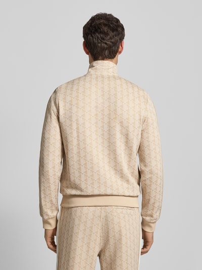Männermodel trägt Regular Fit Sweatjacke mit Baumwoll-Anteil von Lacoste in Optik: Unifarben, Allover-Muster, Ganzkörperansicht Rückansicht.