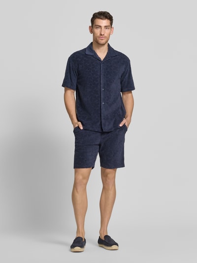Männermodel trägt Shorts mit Strukturmuster und Eingrifftaschen von MCNEAL in Dunkelblau, Baumwoll-Mix, Straight Fit, Ganzkörperansicht von vorne.