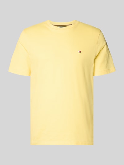 Productfoto, Regular Fit T-Shirt uit pure katoen van Tommy Hilfiger in effen geel met logo-stitching, ronde hals, korte mouwen, jerseytextuur