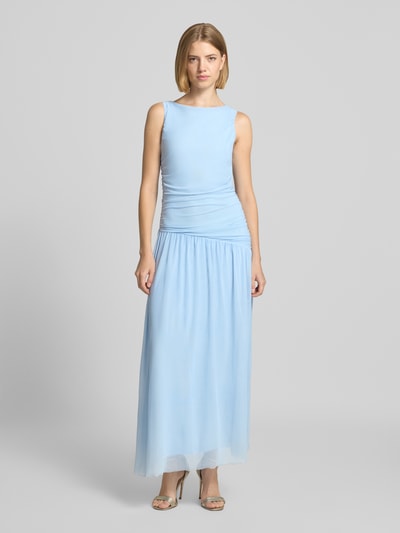 Frauenmodel trägt Abendkleid mit Drapierungen Modell 'Cludine' von Neo Noir in Hellblau, figurbetonter Schnitt, Maxikleid, Ganzkörperansicht von vorne.