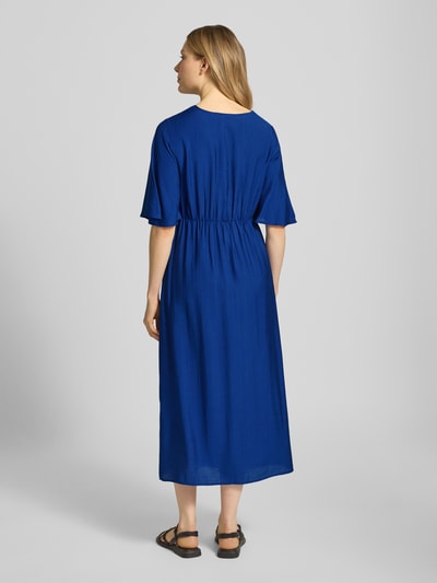 Vrouwenmodel draagt blauw dames midi-jurk van viscosemix met vlindermouwen, getailleerd model, model 'MELDA' van ICHI, rugaanzicht