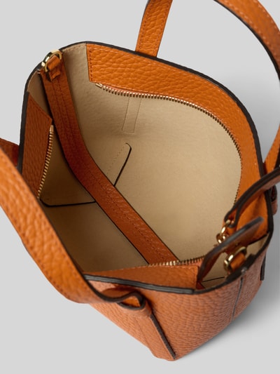 Produktfoto, Innenansicht der Handtasche mit Label-Detail Modell 'COSMO' von Abro, orange-braune Lederoptik, Hauptfach mit Reißverschluss, Tragehenkel, abnehmbarer Schulterriemen, Maße ca. 23x14x10 cm, Riemenlänge 127 cm, sichtbare strukturierte Textur