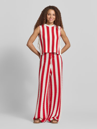 Frauenmodel trägt Strickshirt mit seitlicher Schnürung von Karo Kauer im Baumwoll-Mix, Straight Fit, Rundhalsausschnitt, Rückenlänge 47 cm, Ganzkörperansicht von vorne.