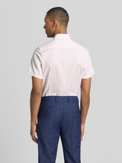 Męski model nosi Slim Fit Business-Hemd mit Kentkragen od OLYMP Level Five, jasnoróżowy, czysta bawełna, krój slim fit, kołnierz kent, zapięcie na guziki, rękawy z mankietem, długość pleców w rozmiarze 40: 70 cm, szerokość ramion w rozmiarze 40: 40 cm, długość rękawa w rozmiarze 40: 24 cm, gładka faktura, widok całej sylwetki od tyłu.