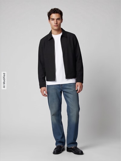 Männermodel trägt Regular Fit Blouson mit Viskose-Anteil Modell 'REGULAR' von Selected, Herren Bomberjacke, Farbe Schwarz, Ganzkörperansicht von vorne, KI-modifiziertes Bild.