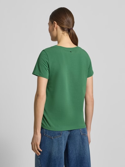 Vrouwenmodel draagt Regular Fit T-Shirt uit katoenmix model 'MULTIF' van Weekend Max Mara in effen groen jersey met logo-print, korte mouw, ronde hals en rechte pasvorm, achterkant volledig zichtbaar, gehele lichaamsaanzicht achteraan.