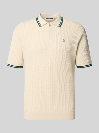 Produktfoto, Slim Fit Poloshirt in Strick-Optik von REVIEW, Reine Baumwolle, Polokragen, Reißverschluss, Logo-Stitching, kurzärmelig.