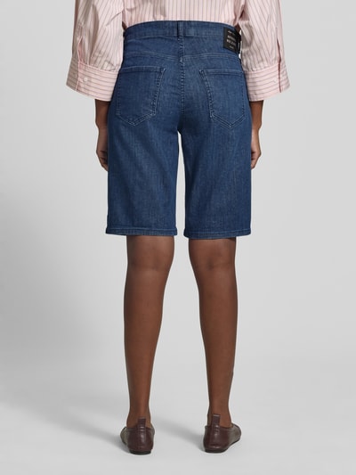 Frauenmodel trägt Bermudas mit Eingrifftaschen Modell 'Summer Clean' von MAC aus Baumwoll-Mix mit Stretch-Anteil, Ganzkörperansicht Rückansicht.