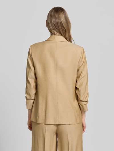 Frauenmodel trägt Slim Fit Blazer mit Pattentaschen und gerafften Ärmeln von Comma im Material-Mix mit Leinen-Anteil, Rückansicht.